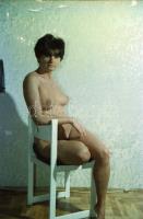 cca 1974 Lubickolni jaj de jó! 21 db vintage negatív szolidan erotikus felvételekről, 24x36 mm