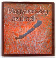 Balla Antal, Balla Sándor, Dr. Berencei Rezső, Dr. Domokos Györgyné, Szilágyi Péter: Magyarország az űrből. Bp., 1982, Zrínyi. Kiadói egészvászon-kötés, kiadói papír védőborítóban. Számozott (1000/0758.) példány.