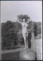 cca 1976 Faszobrok ékessége, 2 db szolidan erotikus fotó, vintage negatívokról készült mai nagyításo...