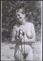 cca 1974 Fényképező modellek, 2 db szolidan erotikus fotó, vintage negatívokról készült mai nagyítás...