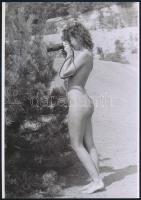 cca 1974 Fényképező modellek, 2 db szolidan erotikus fotó, vintage negatívokról készült mai nagyítás...