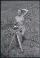 cca 1976 Aktfotózás a természetben, 3 db szolidan erotikus fotó, vintage negatívokról készült mai na...