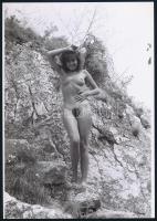 cca 1979 Sziklákon sütögetve, 3 db szolidan erotikus fotó, vintage negatívokról készült mai nagyítás...