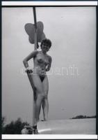 cca 1980 Huncut lányok huncut fényképei, 3 db szolidan erotikus fotó, vintage negatívokról készült m...