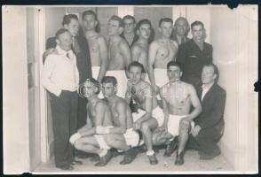 A Vasas Sportklub ifjú tagjai, köztük Papp László (1926-2003) ökölvívó, Pobuda Alfréd fotója, szakadással, hiányokkal, 11x17 cm