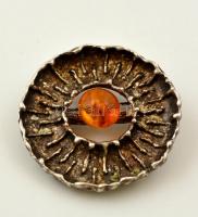 Ezüst(Ag) bross borostyán díszítéssel, jelzett, d: 4 cm, br: 16,2 g