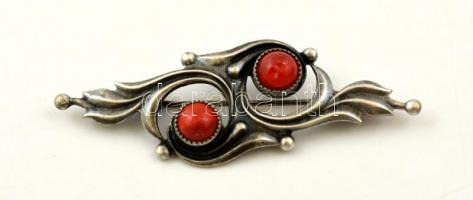 Ezüst(Ag) bross, apró piros sérült díszítéssel, jelzett, 5x1,5 cm, bruttó: 4,3 g