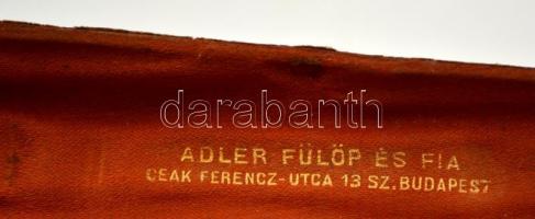 Díszes fából készült szipka, bőr tokban, Adler Fülöp és Fia Bp., h: 13,5 cm