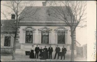 1906 Müller Károly (1848-1920) és családja házuk előtt, fotó, a fotó hátoldalán a családtagok neveivel, és születési, halálozási évükkel feliratozva, 9x14 cm.