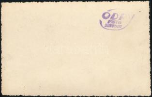 cca 1920 Szabadka, Ravatal mellett, pecséttel jelzett fotó, 8,5x12,5 cm