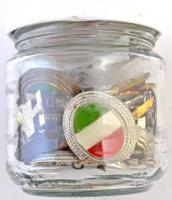 Kis befőttesüvegnyi vegyes jelvény, kitűző, gomb és érme tétel, nagyrésze a szocialista időszakból T...