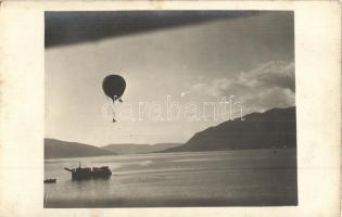 1916 Osztrák-Magyar Haditengerészet megfigyelő léggömbje / WWI Austro-Hungarian Navy observation balloon above the sea, mariners watching, K.u.K. Kriegsmarine SMS Árpád Marinefeldpost, photo (EK)