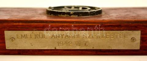 1942 Terta telefongyár, "Emlékül anyagbeszerzéstől" fa asztaldísz fém jelvénnyel, 15x8,5 c...