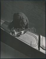 1933 Osoha László (?-?): Hajójavítás, pecséttel jelzett vintage fotóművészeti alkotás, 21x16,5 cm