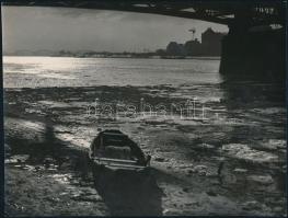 cca 1941 Vadas Ernő (1899-1962): Híd alatt, pecséttel, aláírással jelzett vintage fotóművészeti alkotás, 17,5x23 cm