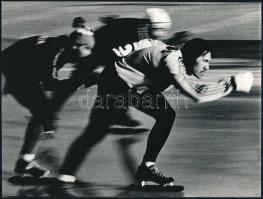 cca 1970 Közös nevező: a jég és a korcsolya, az egyik feliratozott, 2 db vintage fotó, 23x16,5 cm