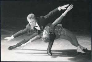 cca 1970 Közös nevező: a jég és a korcsolya, az egyik feliratozott, 2 db vintage fotó, 23x16,5 cm