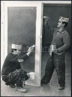 cca 1975 Festők és festő tanulók, 2 db vintage fotó, 23x16,5 cm