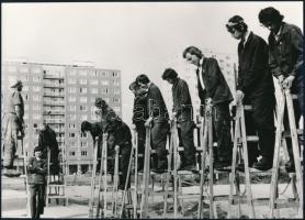 cca 1975 Festők és festő tanulók, 2 db vintage fotó, 23x16,5 cm