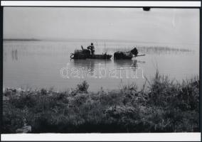 cca 1930 Vízhordó szekér ,,tankolása", vintage negatívról készült mai nagyítás, 18x25 cm