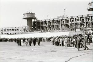 1979 Brezsnyev látogatása Budapesten, találkozó Kádár Jánossal, a repülőtéri várakozástól, a búcsúvacsoráig készült 154 db vintage negatív, a riport számos protokollon kívüli felvételt is tartalmaz, egyedülálló sorozat, amelyet nem publikáltak (legfeljebb egy-két felvételt), 24x36 mm