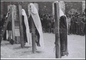 1945 Budapest, háborús bűnösök nyilvános kivégzése, 3 db vintage negatívról készült mai nagyítás, 25x18 cm