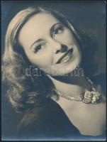 cca 1939 Muráti Lili (1912-2003) színésznő vintage portré fotója, sarkán törésvonal, 24x18 cm