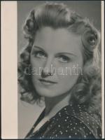 cca 1940 Szörényi Éva (1921-2009) színésznő vintage portré fotója, 24x18 cm
