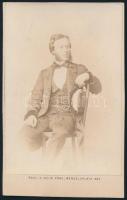 1863 Feliratozott (de nehezen olvasható), vizitkártya méretű fénykép, Helm prágai műterméből, Holbauer család albumából kiemelve, 10,5x6 cm