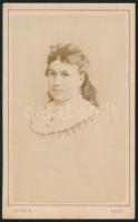 cca 1869 Plachyné Veres Róza (a felirat átvezetve egy vizitkártya tartó album lapjáról), Gévay Béla pesti műtermében készült, vizitkártya méretű fénykép, 10,5x6,5 cm