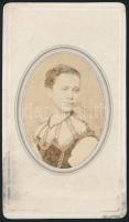 cca 1861 Desseffy Ilonka, később Dégenfeld grófné vizitkártya méretű fényképe, a képet tartalmazó album lapján volt eredetileg feliratozva, Simonyi pesti műterméből, 10,5x6 cm
