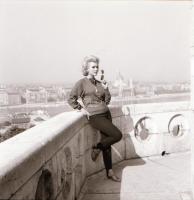 cca 1960 Klein Éva (1937-2016), később Eva Six, akit emlegettek a magyar Marelyn Monroe-ként is Hollywoodban, Kotnyek Antal (1921-1990) fotóriporter 13 db vintage negatívja, 6x6 cm