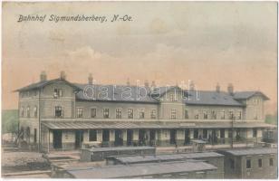 Sigmundsherberg, Bahnhof. Fotogr. Ferd. Hofbauer / railway station with trains  (EK)