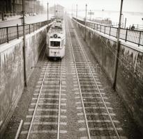cca 1968 Villamosok Budapesten, az Erzsébet hídon és a Szabadság híd alá vezető alagútnál, 2 db szab...