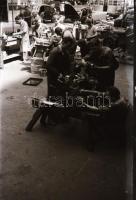 cca 1948 Az I. sz. Autójavító műhelyben készült fotóriport, 16 db szabadon felhasználható, vintage negatív Rózsa György (?-?) fotóriporter hagyatékából, 24x36 mm