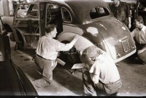 cca 1948 Az I. sz. Autójavító műhelyben készült fotóriport, 16 db szabadon felhasználható, vintage n...