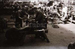 cca 1948 Az I. sz. Autójavító műhelyben készült fotóriport, 16 db szabadon felhasználható, vintage n...