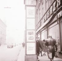 1969 Budapest, a Fővárosi Moziüzemi Vállalat hirdetőoszlopai, plakáthelyei, kirakatai, ahol az új fi...