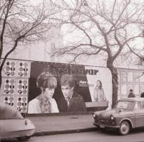 1969 Budapest, a Fővárosi Moziüzemi Vállalat hirdetőoszlopai, plakáthelyei, kirakatai, ahol az új fi...