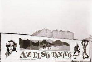 1969 Budapest, a Fővárosi Moziüzemi Vállalat hirdetőoszlopai, plakáthelyei, kirakatai, ahol az új fi...