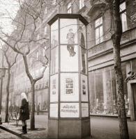 1969 Budapest, a Fővárosi Moziüzemi Vállalat hirdetőoszlopai, plakáthelyei, kirakatai, ahol az új fi...