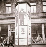 1969 Budapest, a Fővárosi Moziüzemi Vállalat hirdetőoszlopai, plakáthelyei, kirakatai, ahol az új fi...