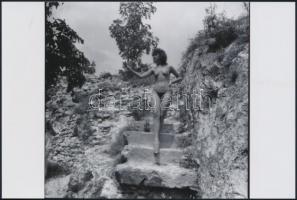 cca 1979 Lépcsőzetes történet, szolidan erotikus felvételek, 4 db vintage negatívról készült mai nagyítások, 25x18 cm és 10x15 cm