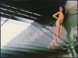 cca 1988 Fellegekbe repítNő, szolidan erotikus felvétel, 18x24 cm / erotic photo, 18x24 cm