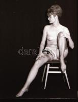 cca 1972 Bevállalós fotómodellek, szolidan erotikus felvételek, 27 db vintage negatív, 24x36 mm