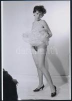 cca 1978 Műtermi pillanatok, 3 db vintage negatívról készült mai nagyítások, 25x18 cm / 3 erotic pho...