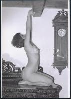 cca 1972 Régi bútordarab fiatal dísze, 3 db szolidan erotikus fénykép, vintage negatívokról készült ...