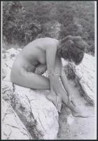 cca 1975 Sziklamászókra várva, 3 db szolidan erotikus fénykép, vintage negatívokról készült mai nagy...