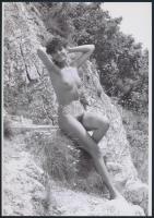 cca 1975 Sziklamászókra várva, 3 db szolidan erotikus fénykép, vintage negatívokról készült mai nagy...