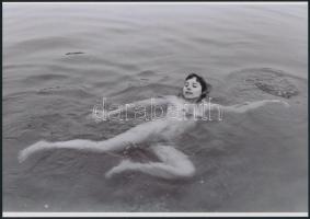 cca 1979 Vizes, homokos, sziklás környezetben, 3 db szolidan erotikus fénykép, vintage negatívokról ...